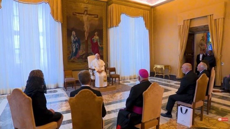 Die Medaille hatte der Papst vor der Live-Schalte &uuml;berreicht bekommen