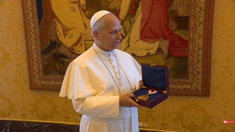 Papst Leo XIV. mit der Medaille