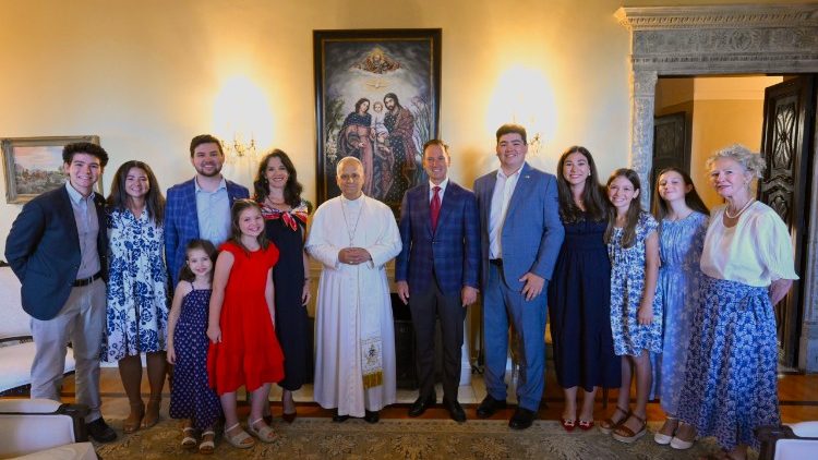 La famille de l'ambassadeur am&eacute;ricain avec le Pape L&eacute;on XIV
