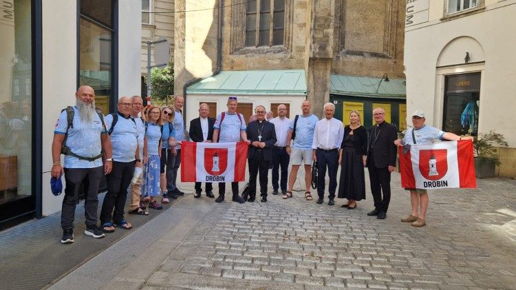 Pierwszy etap pielgrzymki podjęła grupa z diecezji płockiej (&copy; archiwum bp. Szymona Stułkowskiego)