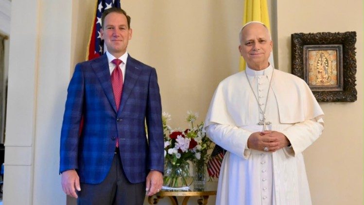 Paus Leo XIV mengunjungi Duta Besar Amerika Serikat untuk Takhta Suci, Brian Burch, di kediamannya, Villa Richardson, dalam rangka perayaan Hari Kemerdekaan Amerika Serikat pada 4 Juli. 