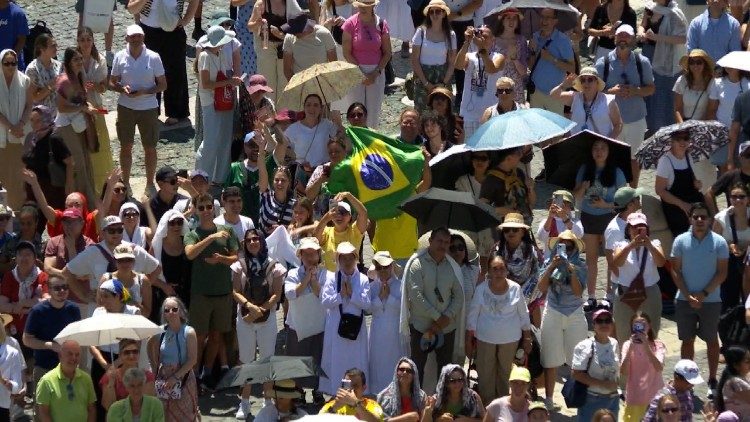 Os peregrinos brasileiros que puderam ouvir a sauda&ccedil;&atilde;o do Papa em portugu&ecirc;s, na Pra&ccedil;a S&atilde;o Pedro