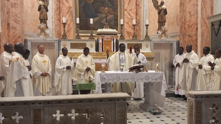 Le p&egrave;re camerounais Joseph Hoina, c&eacute;l&eacute;brant une messe au sanctuaire Saint-Pierre de Jaffa.