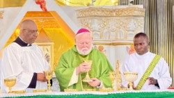 Paul Gallagher érsek Nigériában szentmisét mutat be