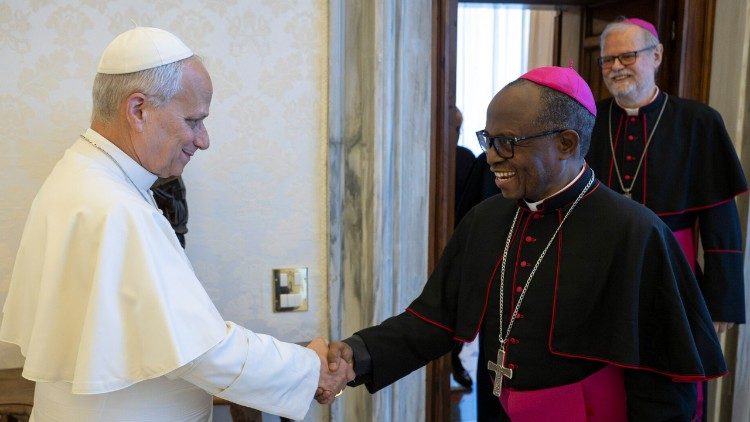 Monseñor Inácio Saúre, arzobispo de Nampula y presidente de la CEM, con el papa León XIV
