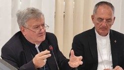 Monsignor  Antonio Di Donna, vescovo di Acerra e presidente della Conferenza episcopale campana, e monsignor Antonio De Luca, vescovo di Teggiano-Policastro e delegato dei vescovi per la carità
