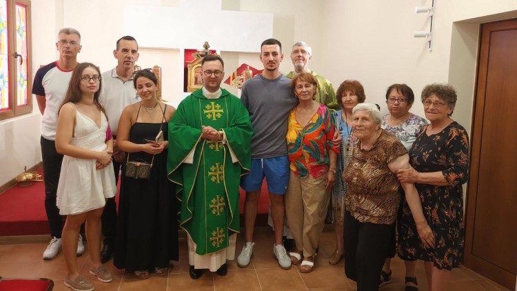Част от малката католическа общност в Габрово с енорийския свещеник отец Патрик Блонски
