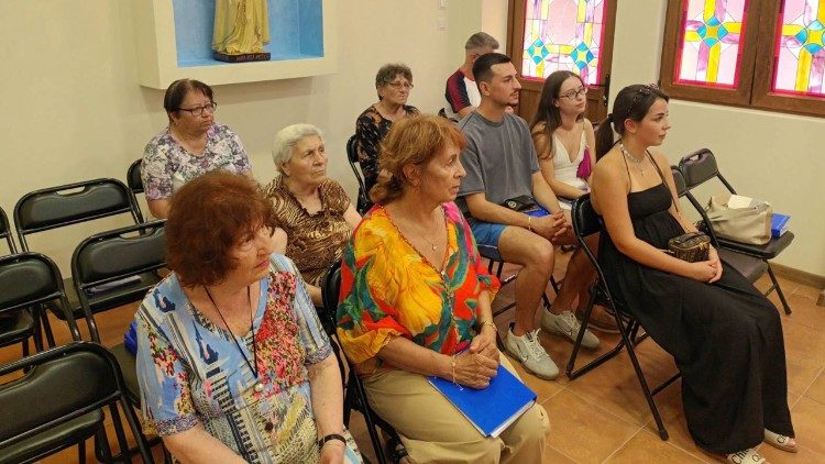 Вярващи по време на литургия в Габрово
