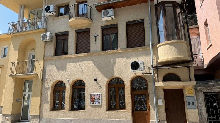 Сградата, където се намира малката църква в Габрово