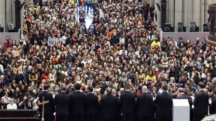 Cerca de 3 mil pessoas prestigiaram o Coro do Papa na Catedral da S&eacute; no domingo, 5 de julho (ph. LM7 Foto & V&iacute;deo)