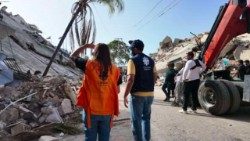 Miembros de Cáritas Venezuela visita las zonas afectadas por el terremoto en la Guaira