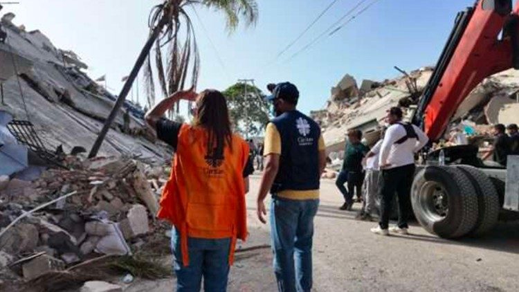 Miembros de Cáritas Venezuela visita las zonas afectadas por el terremoto en la Guaira