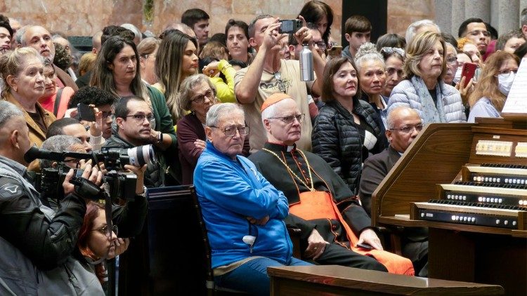 O Pe. Weber ao lado do cardeal Odilo Scherer, na Catedral da S&eacute;, em S&atilde;o Paulo