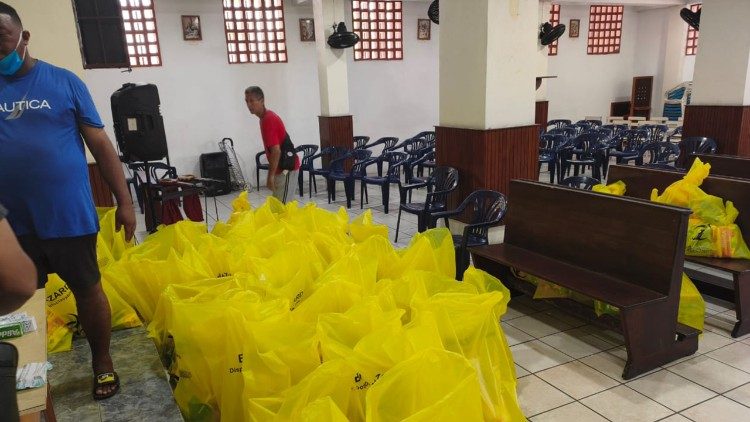 Acopio y distribuci&oacute;n de las ayudas en La Guaira, Venezuela