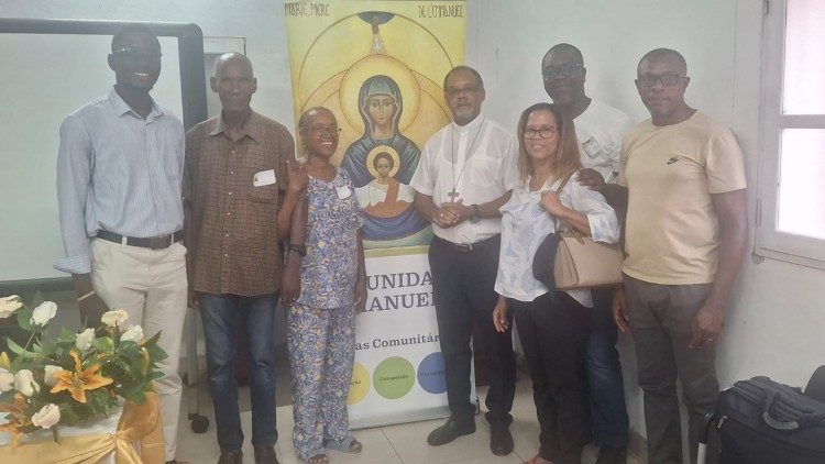 Dom Ildo Fortes, Bispo de Mindelo, com membros da Comunidade Emanuel