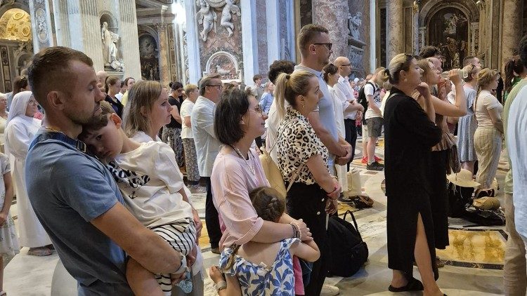 W Mszach św. przy grobie św. Jana Pawła II uczestniczą dorośli, młodzież i dzieci