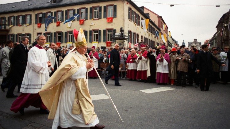 Johannes Paul II. bei seinem Besuch in Deutschland im Jahr 1987