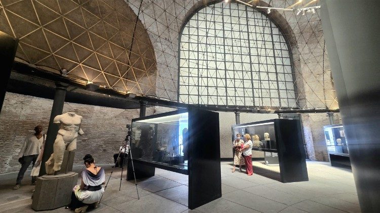 Allestimento della mostra nella Sala Ottagona delle terme di Diocleziano. 