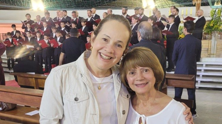Taciana e Marina, que fazem parte da Par&oacute;quia S&atilde;o Pio de Pietrelcina no Sudoeste em Bras&iacute;lia, que prestigiaram o Coro do Papa