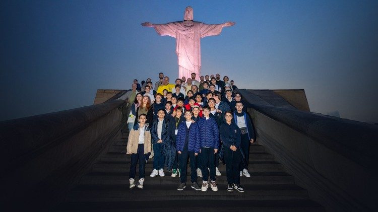 O coro da Capela Musical Pontifícia "Sistina" durante a visita ao Santuário do Cristo Redentor, no Rio de Janeiro