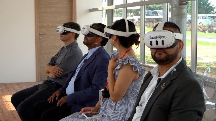 N&aring;gra av konferensdeltagarna provar ett VR-headset som styrs av AI