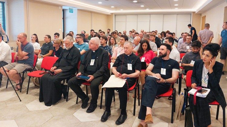 Il cardinale Cupich (terzo da destra) e l'arcivescovo Uzinic (al centro) in prima fila tra gli studenti e i docenti degli Incontri Teologici del Mediterraneo