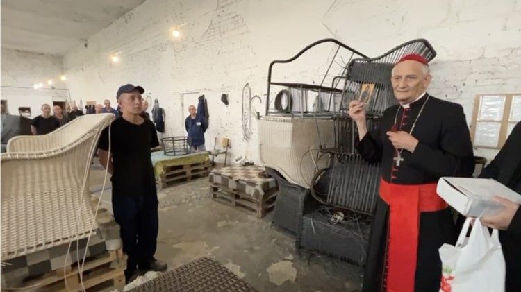 Cardeal Zuppi leva como presente aos detentos um &iacute;cone da "Salus Populi Romani" (ph. Giacomo Gambassi - Avvenire)
