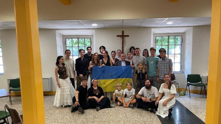 Jovens ucranianos com o arcebispo Mario Delpini de Mil&atilde;o