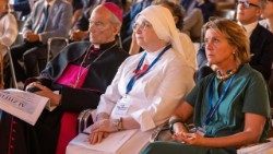 Біскуп Марчэла Саронда і ўдзельнікі канферэнцыі аб выкліках хваробы Альцгеймера