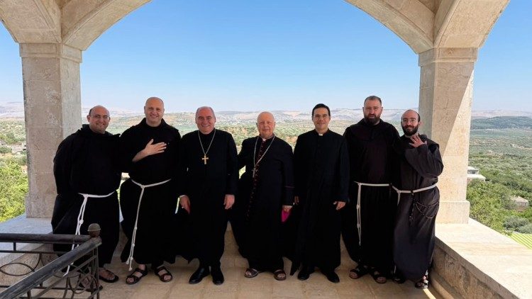 Monsignor Cona con i frati della Custodia di Terra Santa in Siria