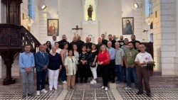 Apostolski nuncij v Siriji, nadškof Luigi Roberto Cona med srečanjem z eno od krščanskih skupnosti