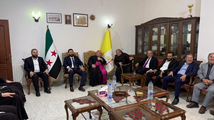 Il Nunzio in Siria a colloquio con alcune autorit&agrave; locali nel villaggio di Yaqubie