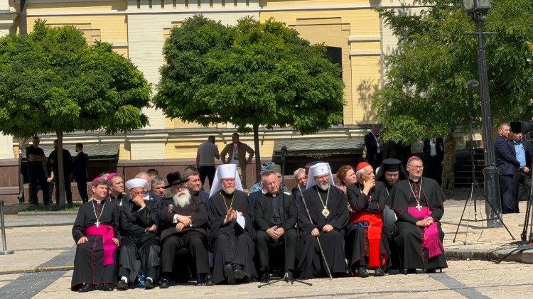 Il cardinale insieme agli altri leader religiosi a Kyiv (foto &copy; Andrii Yurash)