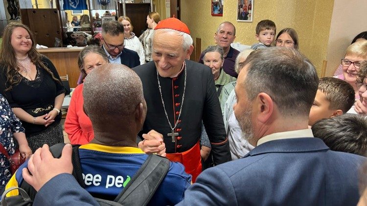 Il cardinale Zuppi tra gli sfollati di Leopoli (foto &copy; Avvenire - Giacomo Gambassi)