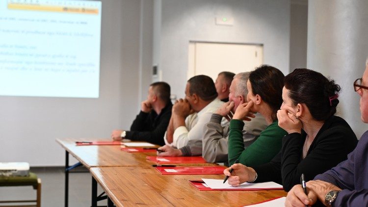 Un momento di formazione per i giovani apicoltori