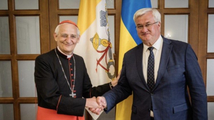 Il cardinale Zuppi con il ministro degli Esteri ucraino, Andrii Sybiha