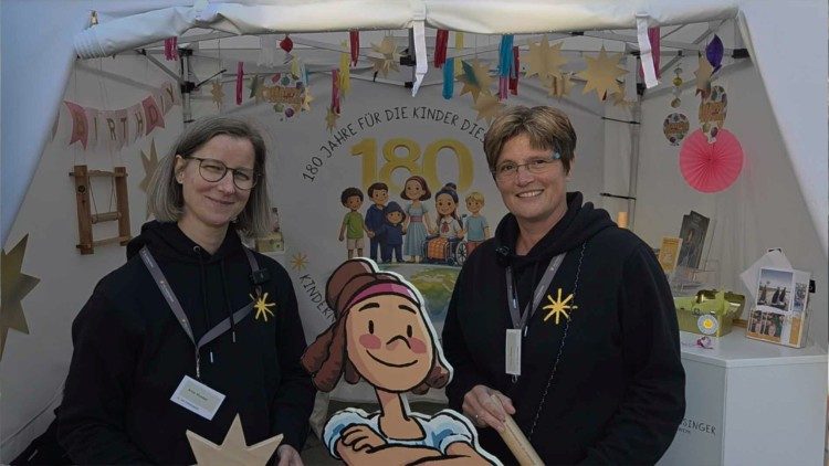 2026.07.17 Anne Wunden und Ellen Madau am Sternsinger-Stand beim Katholikentag Würzburg