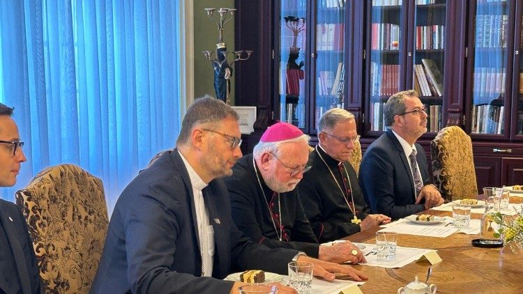 Erzbischof Gallagher auf Mission in der Ukraine: Treffen mit Behördenvertretern in Lemberg