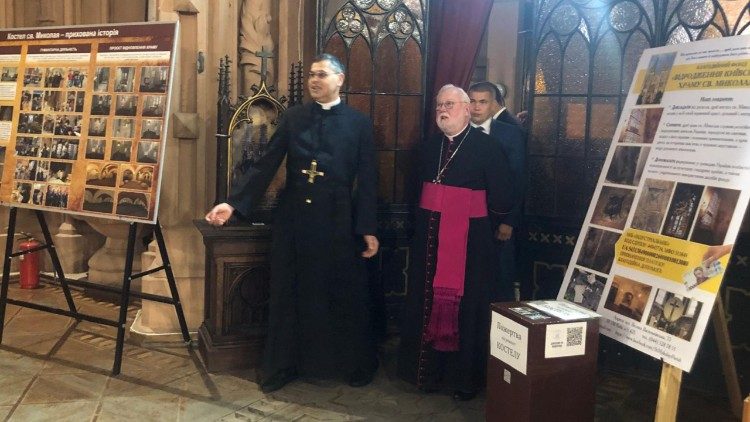 L'arcivescovo Gallagher nella chiesa di San Nicola