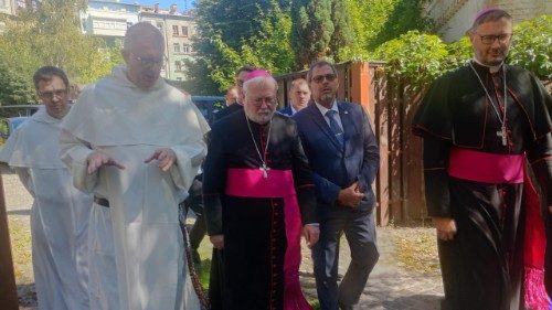 Арцыбіскуп Галахер у Кіеве: няма і дня, каб Папа не маліўся за вас