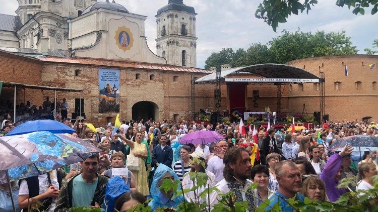 Fedeli al santuario in attesa dell'inizio della celebrazione