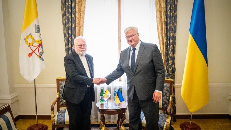 L'arcivescovo Gallagher con il ministro degli Affari esteri ad interim dell'Ucraina Sibyha