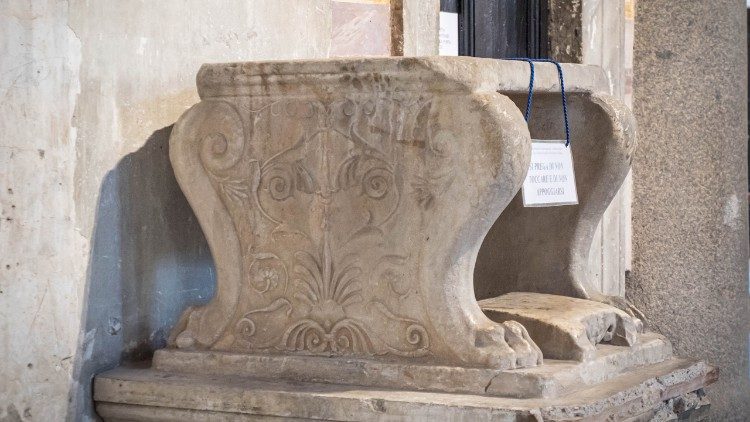 Auf dieser Cathedra soll Papst Greogor der Gro&szlig;e einige seiner Predigten gehalten haben.