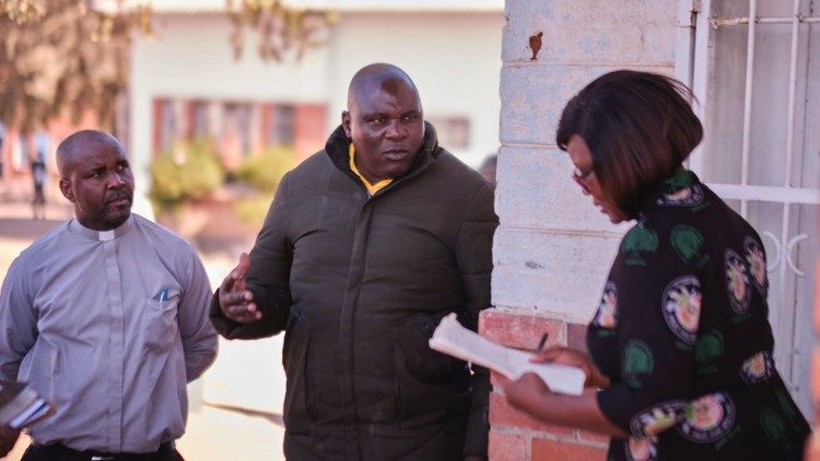 Le père Limukani Ndlovu (en manteau) en compagnie du père Agreement Ngwenya, vicaire général de l'archidiocèse de Bulawayo.