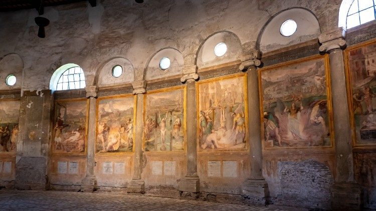 34 Fresken schm&uuml;cken die kreisrunde Innenwand der Basilika.