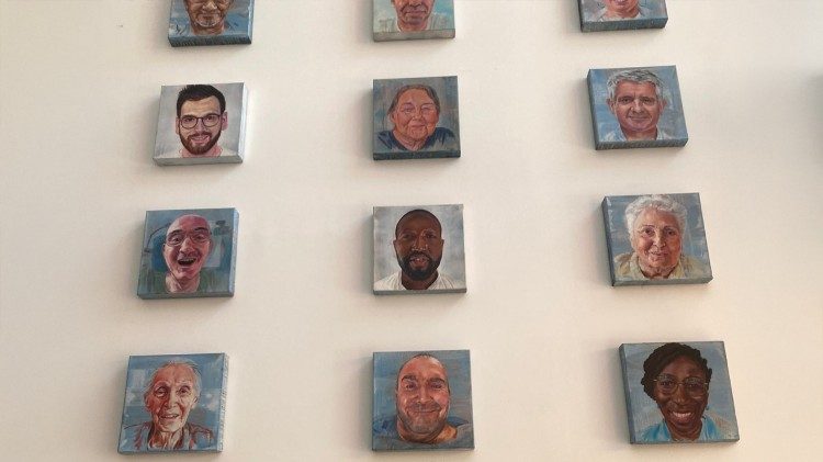 Des portraits de patients et personnels du centre de soins palliatifs accrochés dans le hall de la clinique Sainte-Élisabeth à Marseille.
