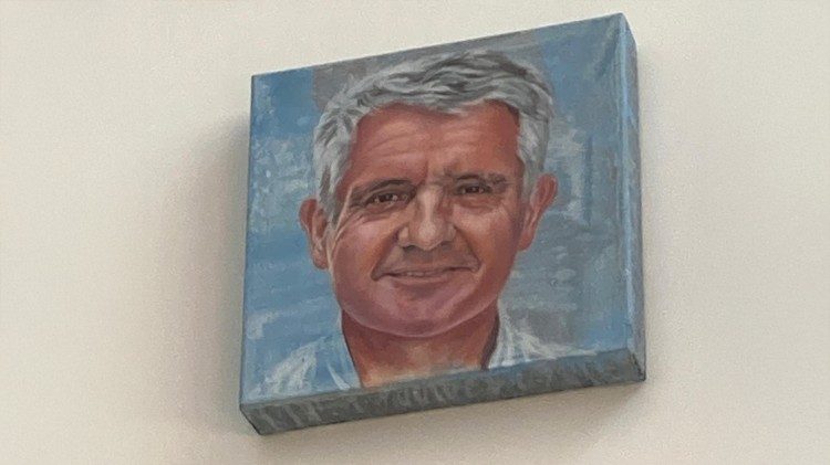 Le Docteur Humbert Tesson, parmi les autres portraits de patients et du personnel affich&eacute;s dans le hall de la clinique Ste Elisabeth.