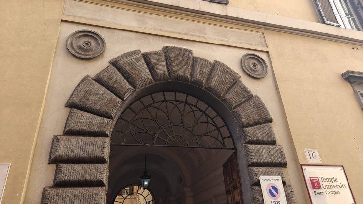 Входът на Temple University Rome