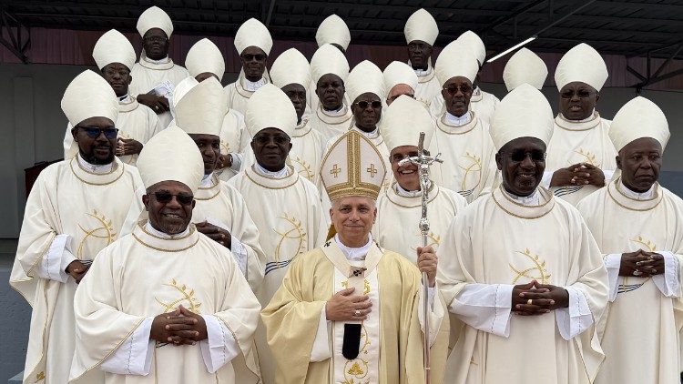 Papa Leão XIV com os Bispos da CEAST durante a Viagem Apostólica em Angola