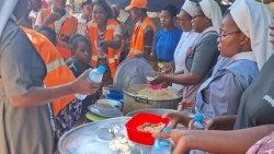 Una suora offre cibo a centinaia di sfollati a Xai-Xai in Mozambico dopo le inondazioni